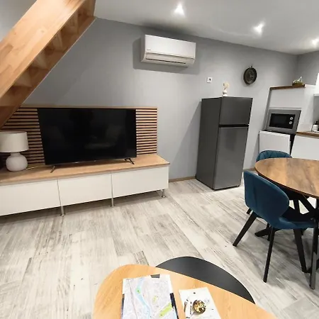 F2 En Duplex Au Coeur D'epinal - Centre-ville דירה